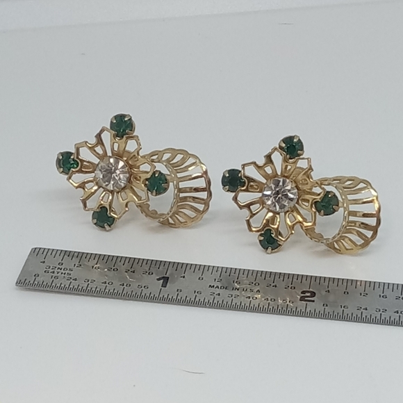 👍 5 for $20 vintage green stone screw back earrings - Picture 2 of 3